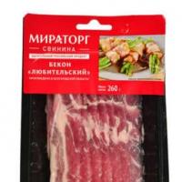 Rätter med bacon: recept för matlagning i en stekpanna och i ugnen