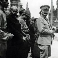Trotsky en la Revolución Rusa Lenin y Trotsky son médicos de la Rusia enferma